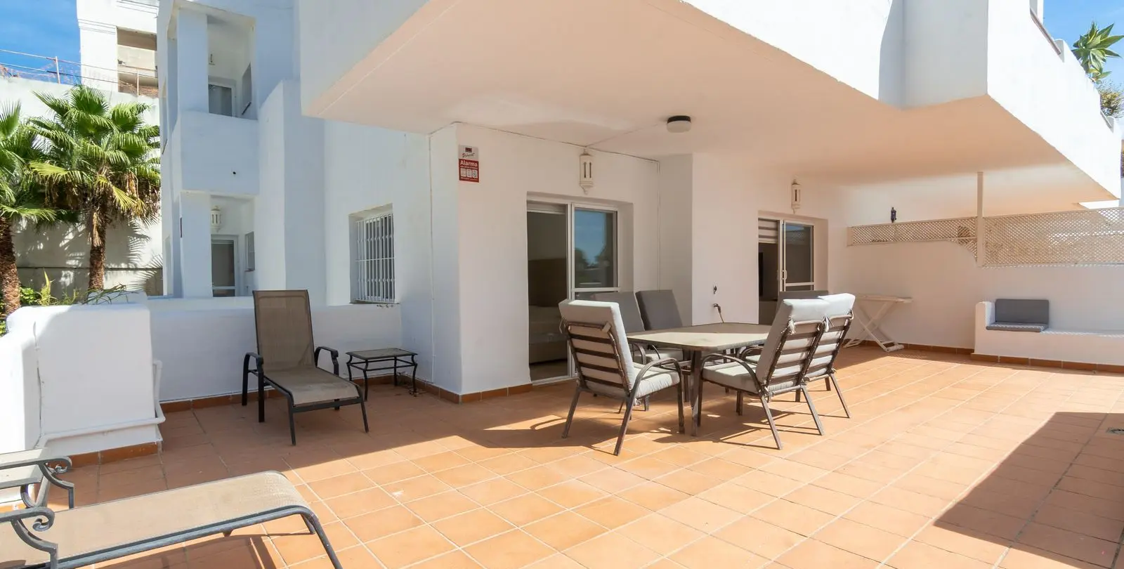 Sale of middle floor apartment in Estepona 4