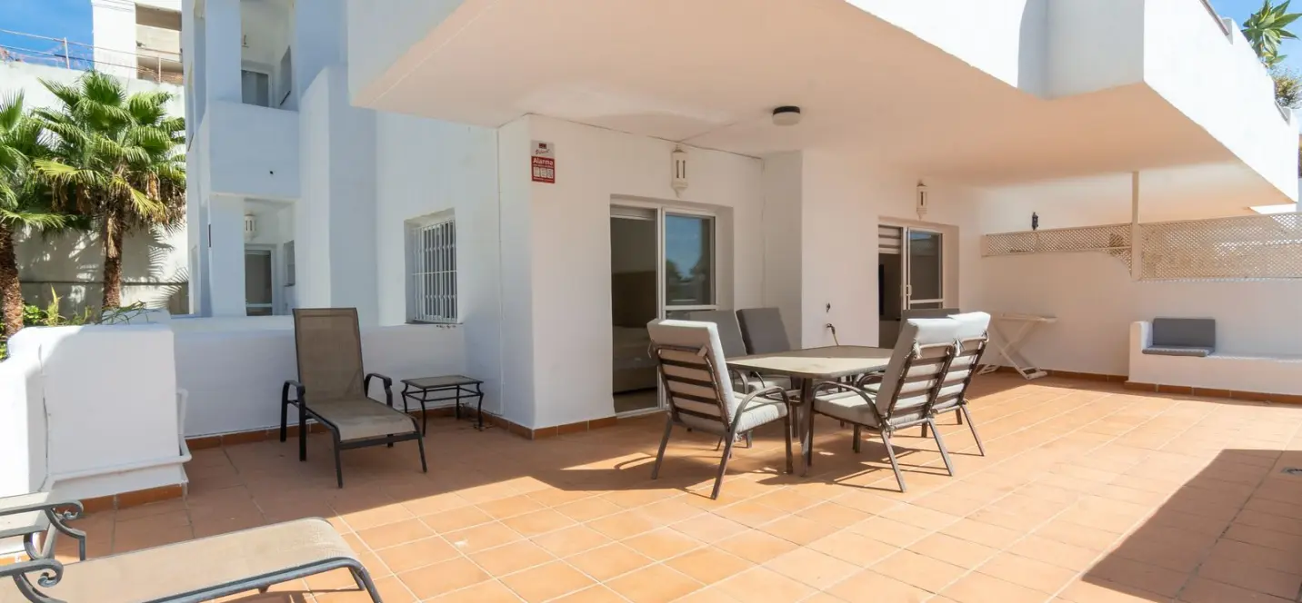 Venta de apartamento en planta media en Estepona 3