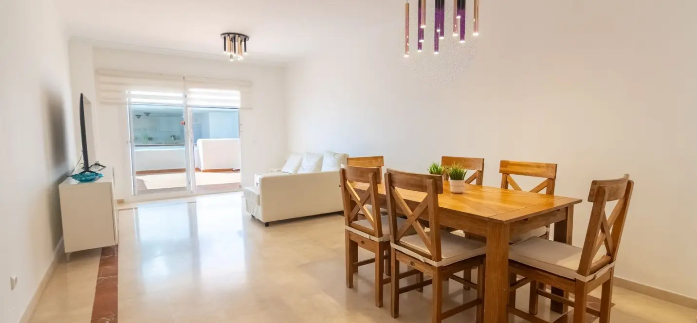 Venta de apartamento en planta media en Estepona 4