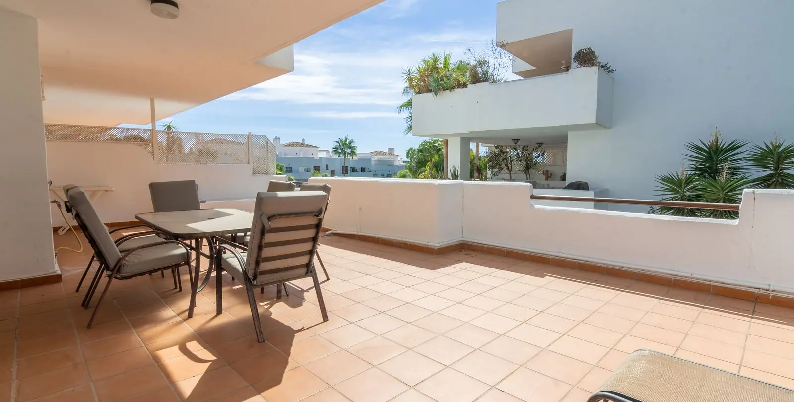 Sale of middle floor apartment in Estepona 9