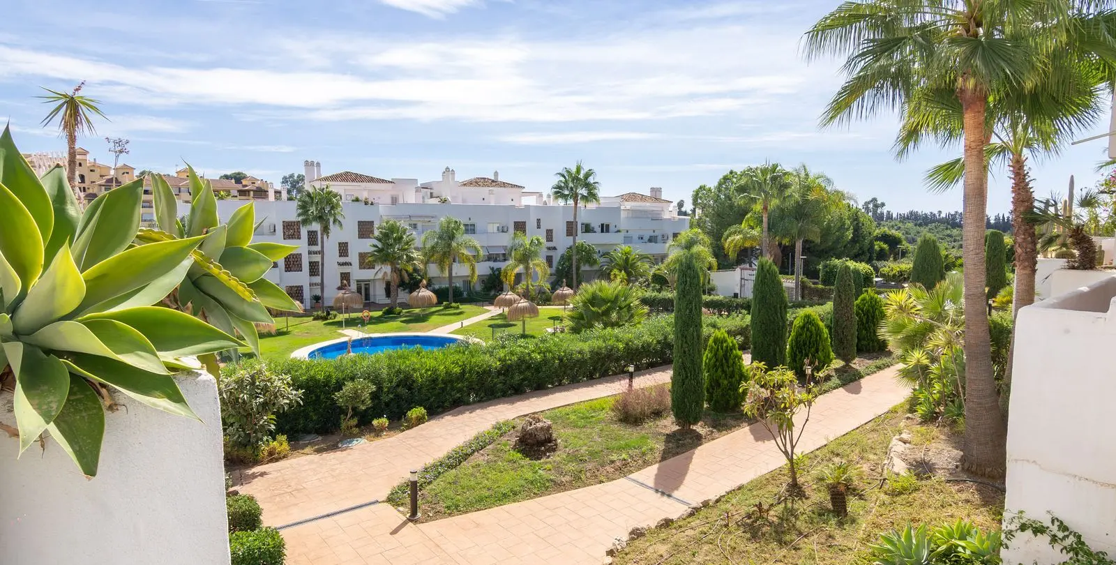 Sale of middle floor apartment in Estepona 10