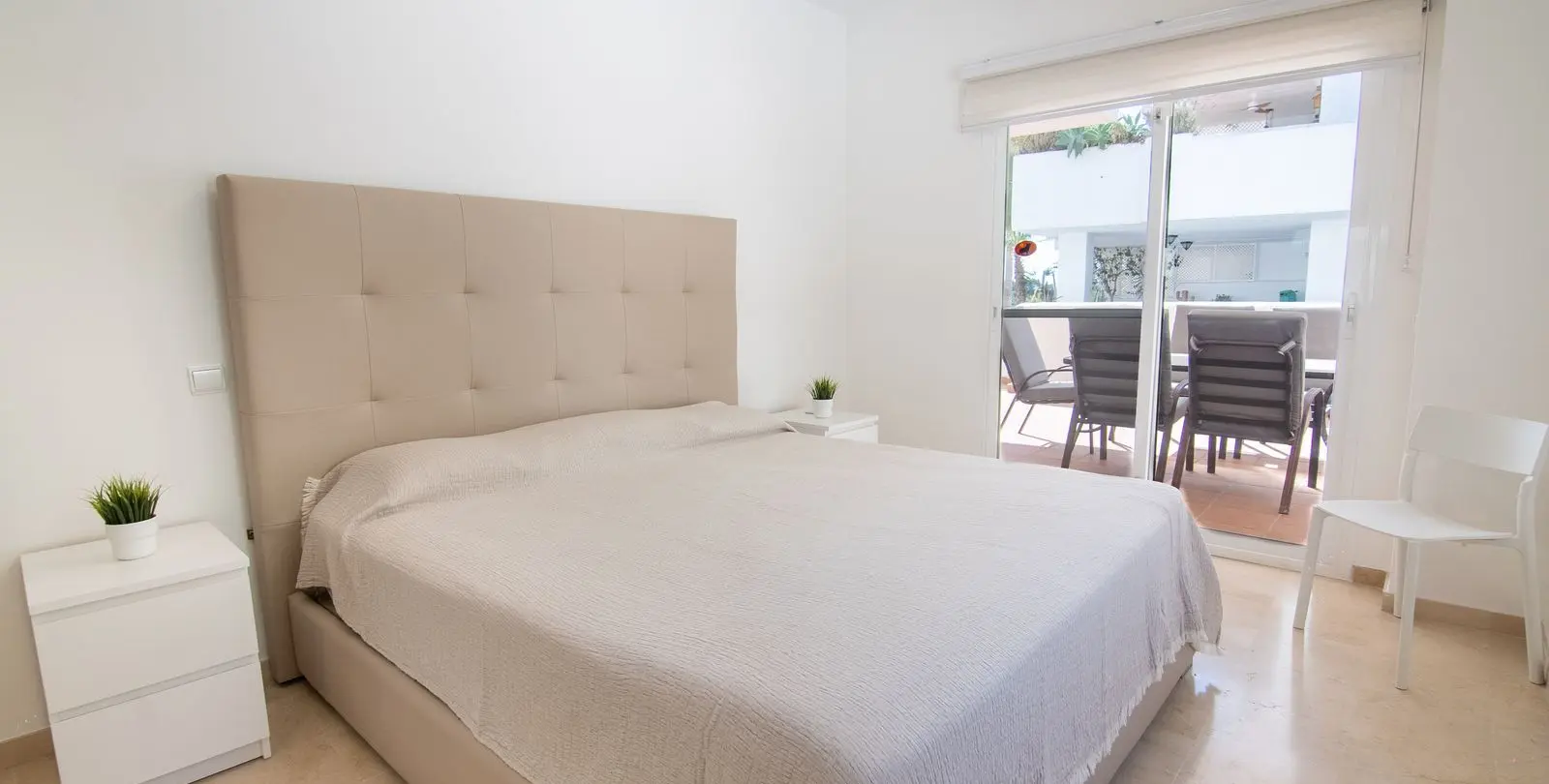 Sale of middle floor apartment in Estepona 12