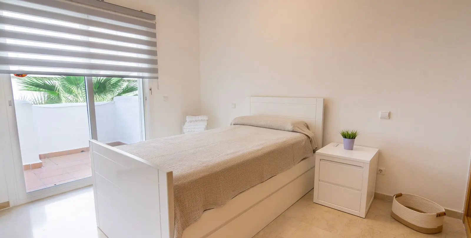 Sale of middle floor apartment in Estepona 14