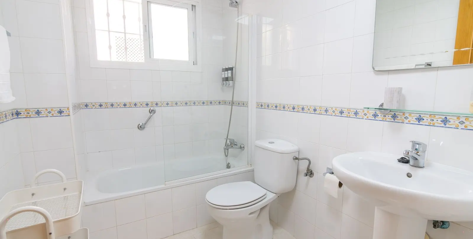 Sale of middle floor apartment in Estepona 17