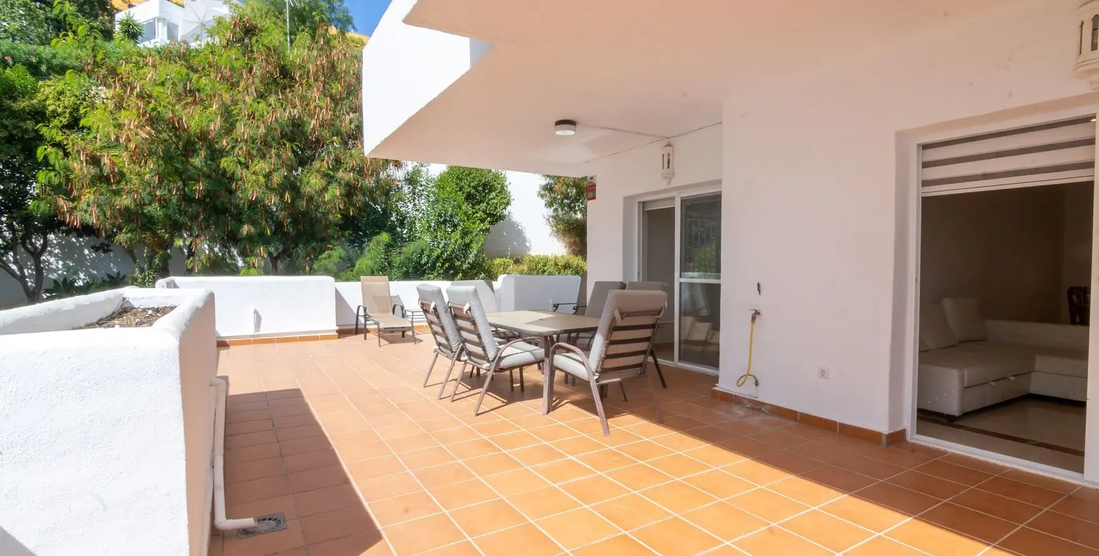 Sale of middle floor apartment in Estepona 19