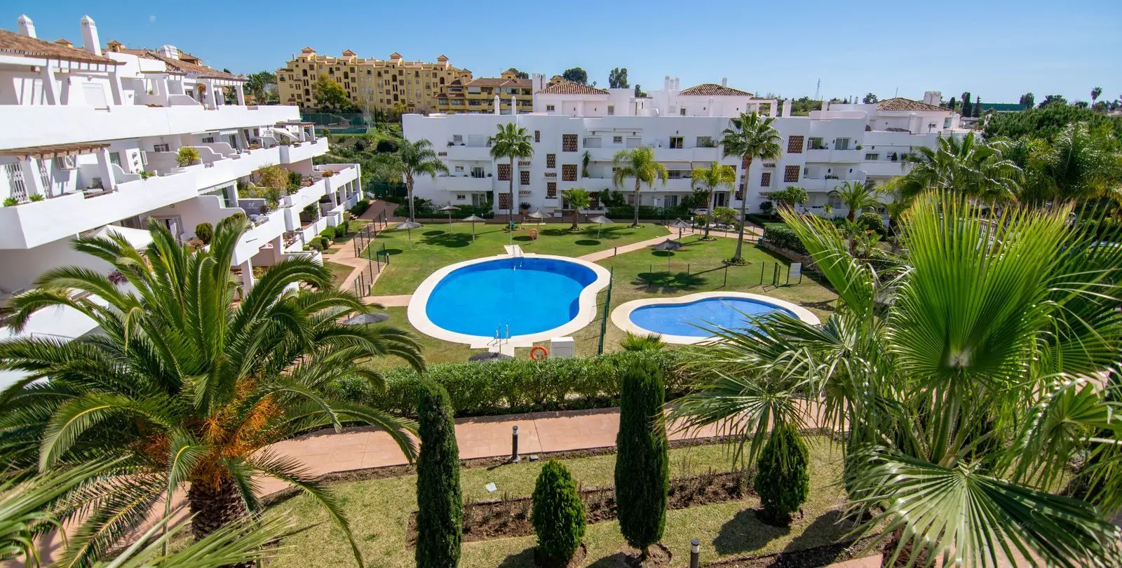 Sale of middle floor apartment in Estepona 20