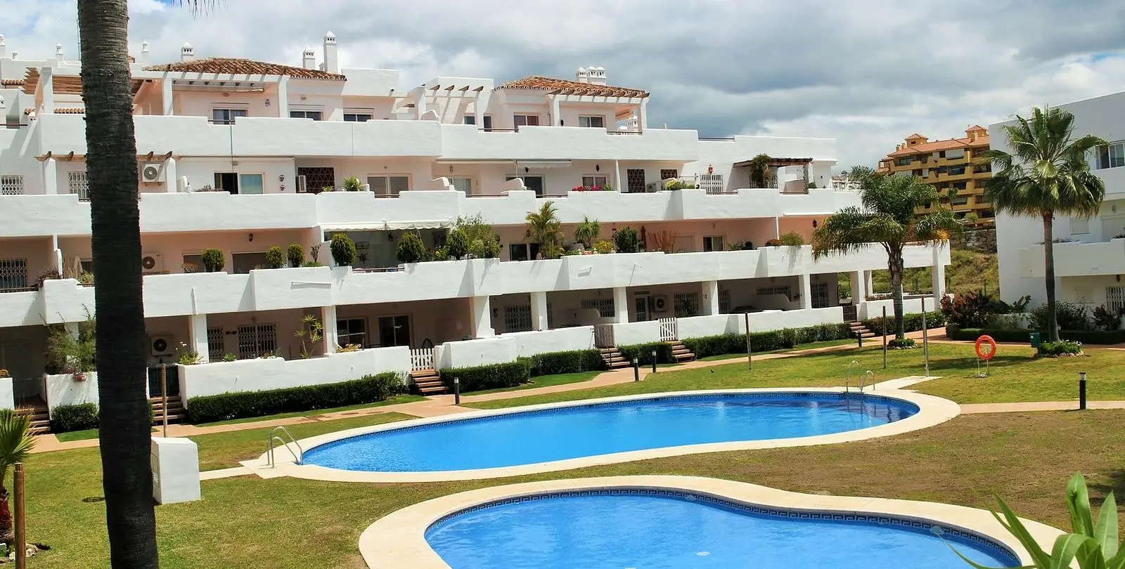 Sale of middle floor apartment in Estepona 21