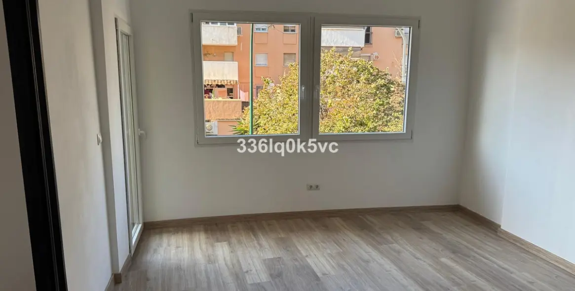 Sale of middle floor apartment in Málaga 14