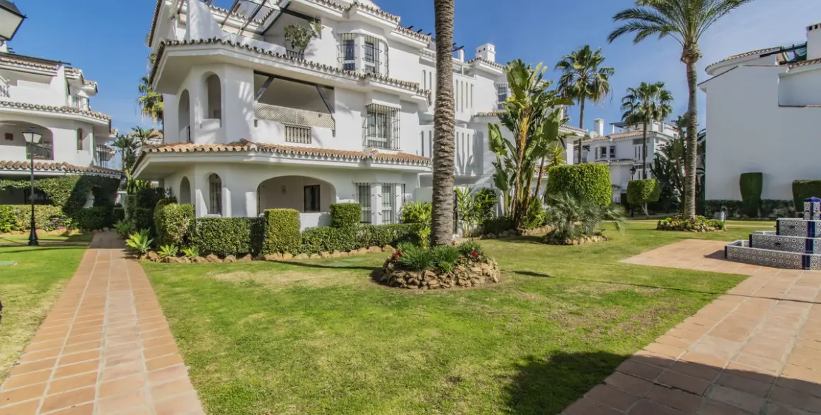 Sale of ground floor apartment in Nueva Andalucía 19