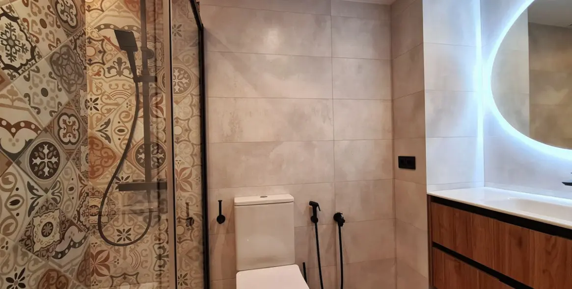 Venta de apartamento en planta media en Estepona 26