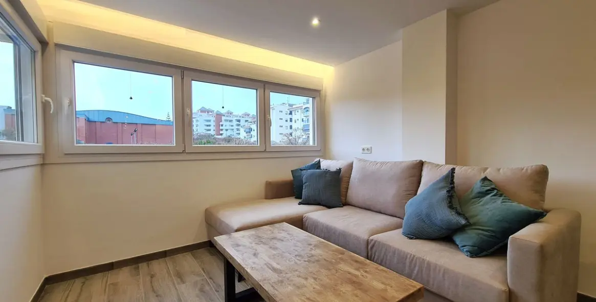 Venta de apartamento en planta media en Estepona 28