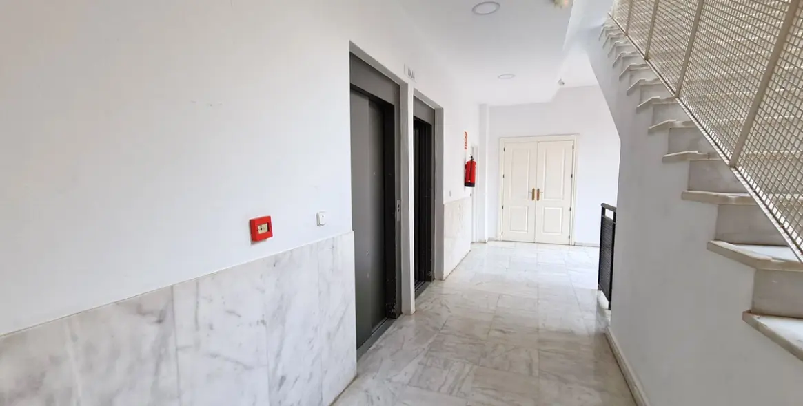 Venta de apartamento en planta media en Estepona 32