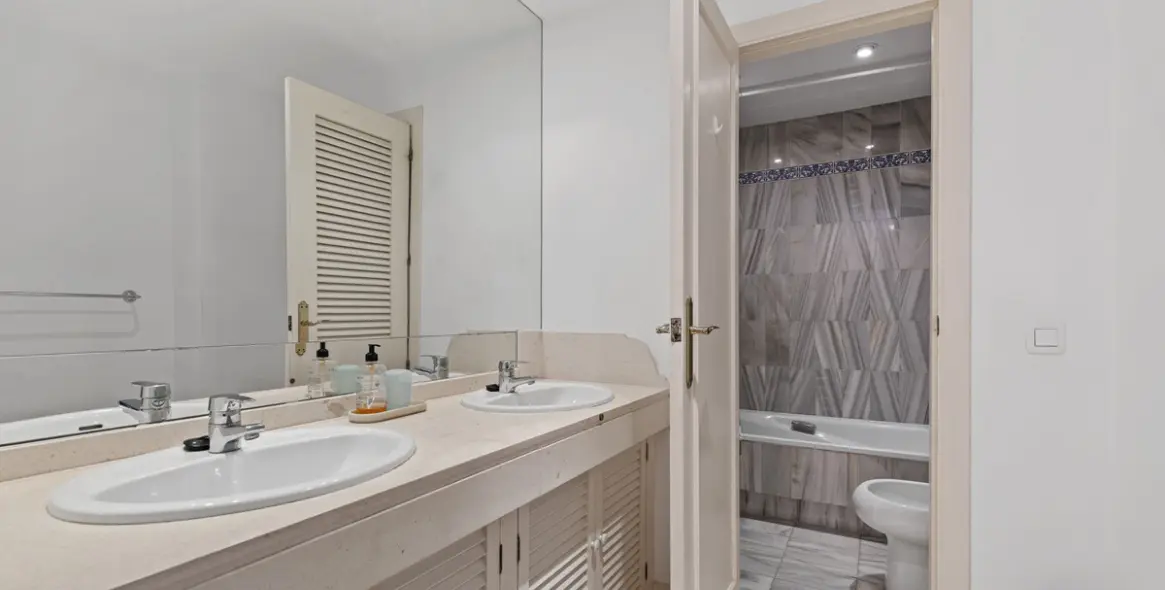 Sale of ground floor apartment in Estepona 17