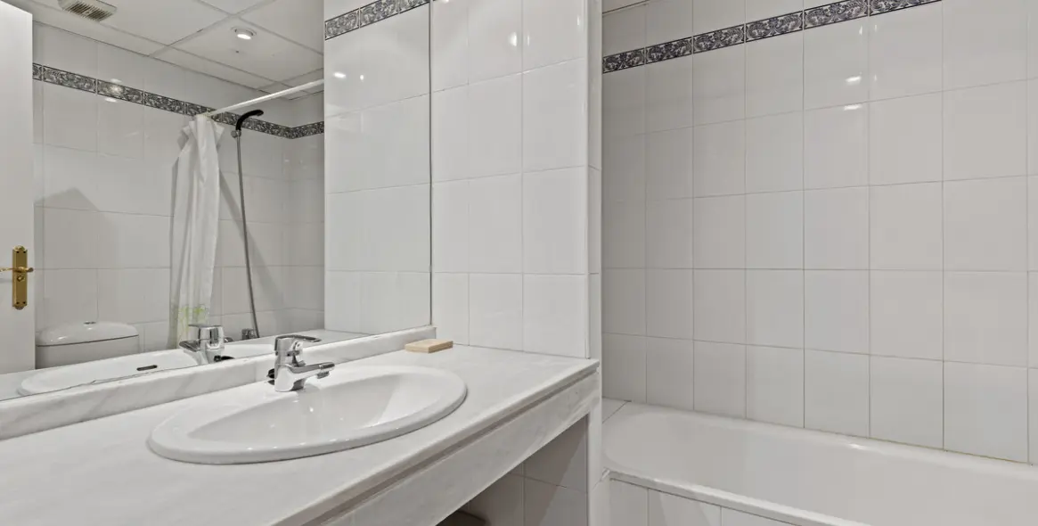 Sale of ground floor apartment in Estepona 18