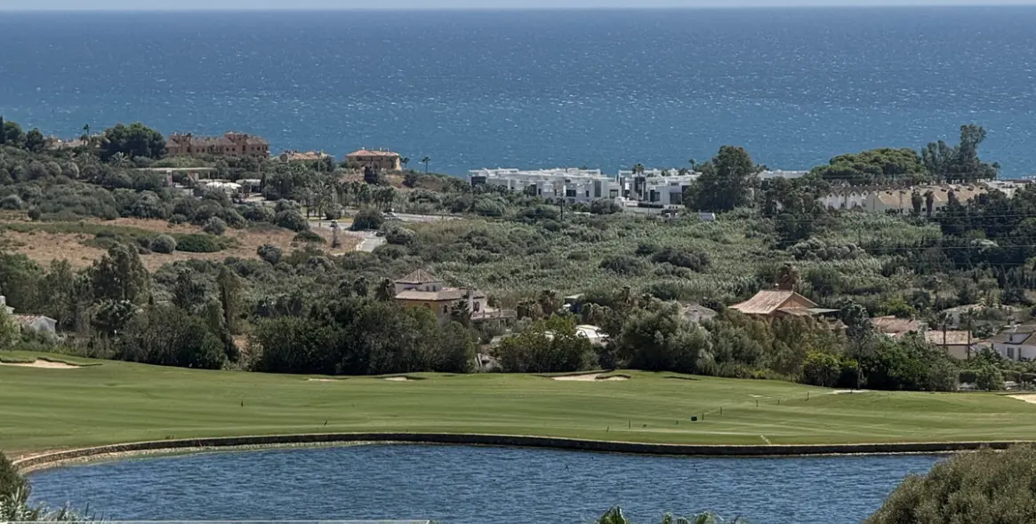 Sale of middle floor apartment in Estepona (district Estepona) 1