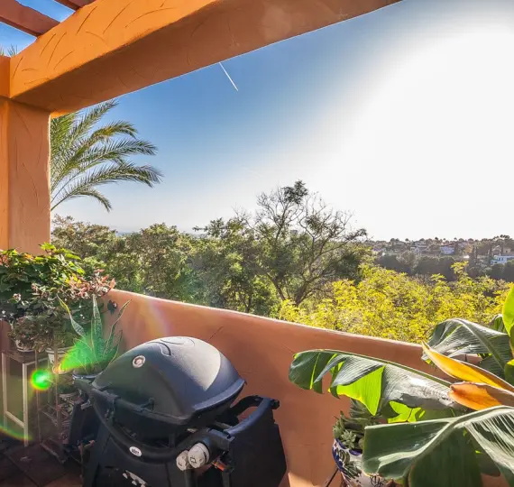 Sale of middle floor apartment in Elviria