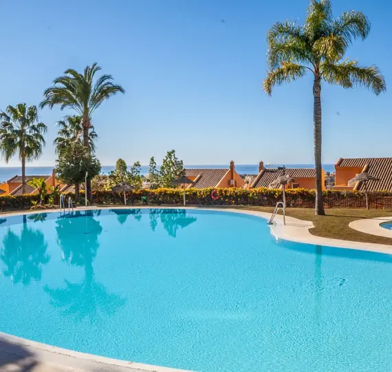 Sale of middle floor apartment in Elviria