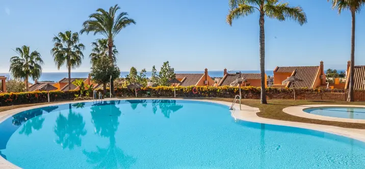 Sale of middle floor apartment in Elviria 1