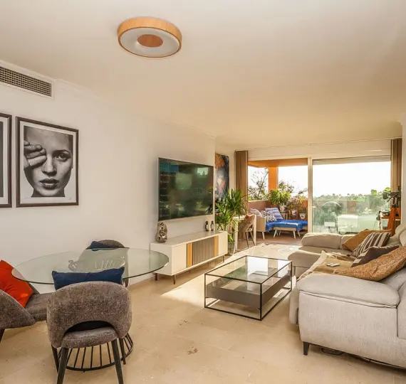 Sale of middle floor apartment in Elviria