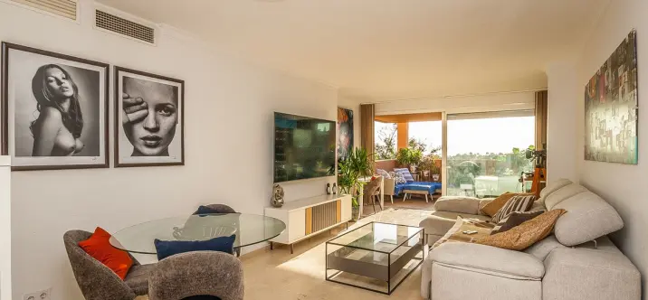 Sale of middle floor apartment in Elviria 2