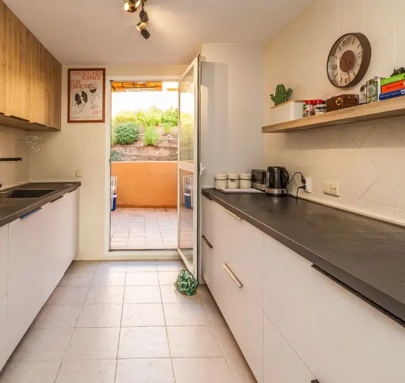 Sale of middle floor apartment in Elviria