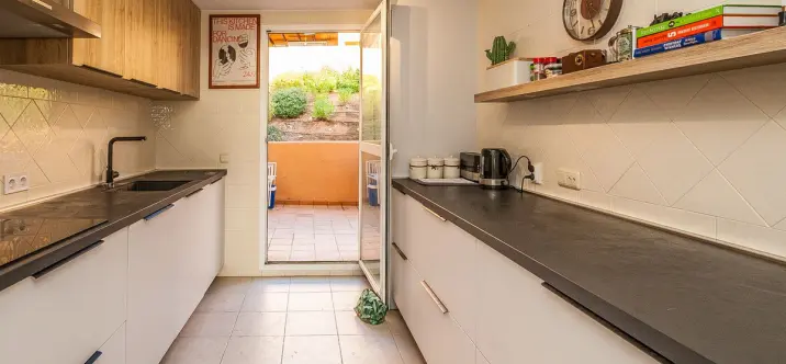 Sale of middle floor apartment in Elviria 3