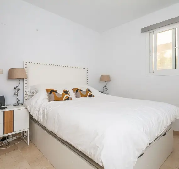 Sale of middle floor apartment in Elviria