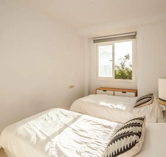 Sale of middle floor apartment in Elviria