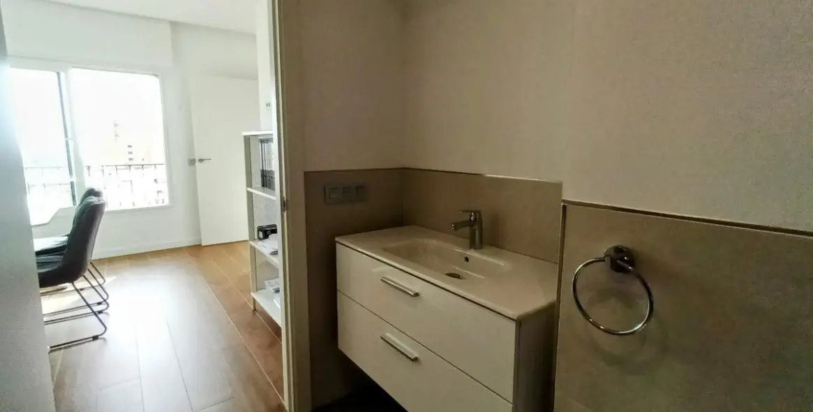 Sale of middle floor apartment in Málaga Centro 7