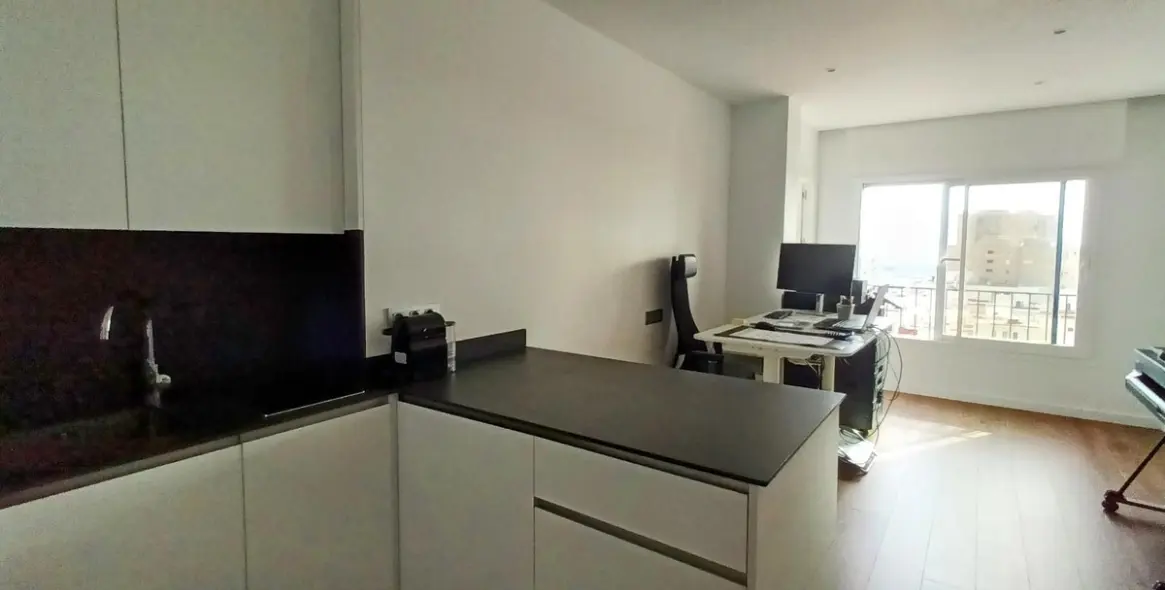 Sale of middle floor apartment in Málaga Centro 9
