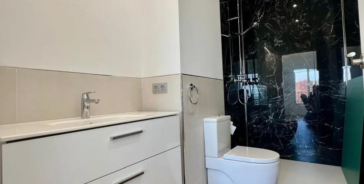 Sale of middle floor apartment in Málaga Centro 17