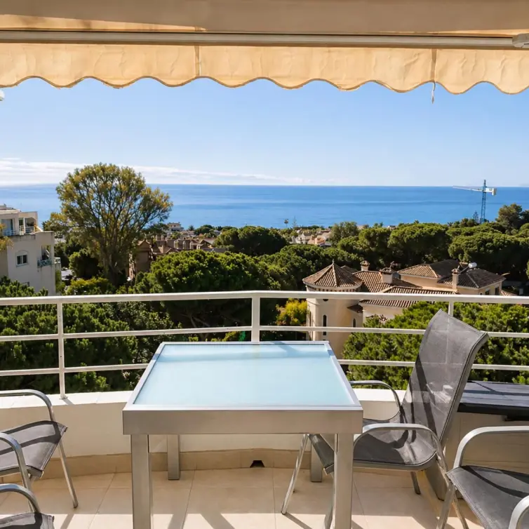 Venta de apartamento en planta media en Costabella