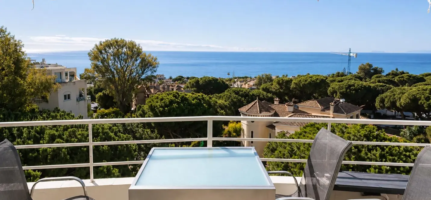 Venta de apartamento en planta media en Costabella 0