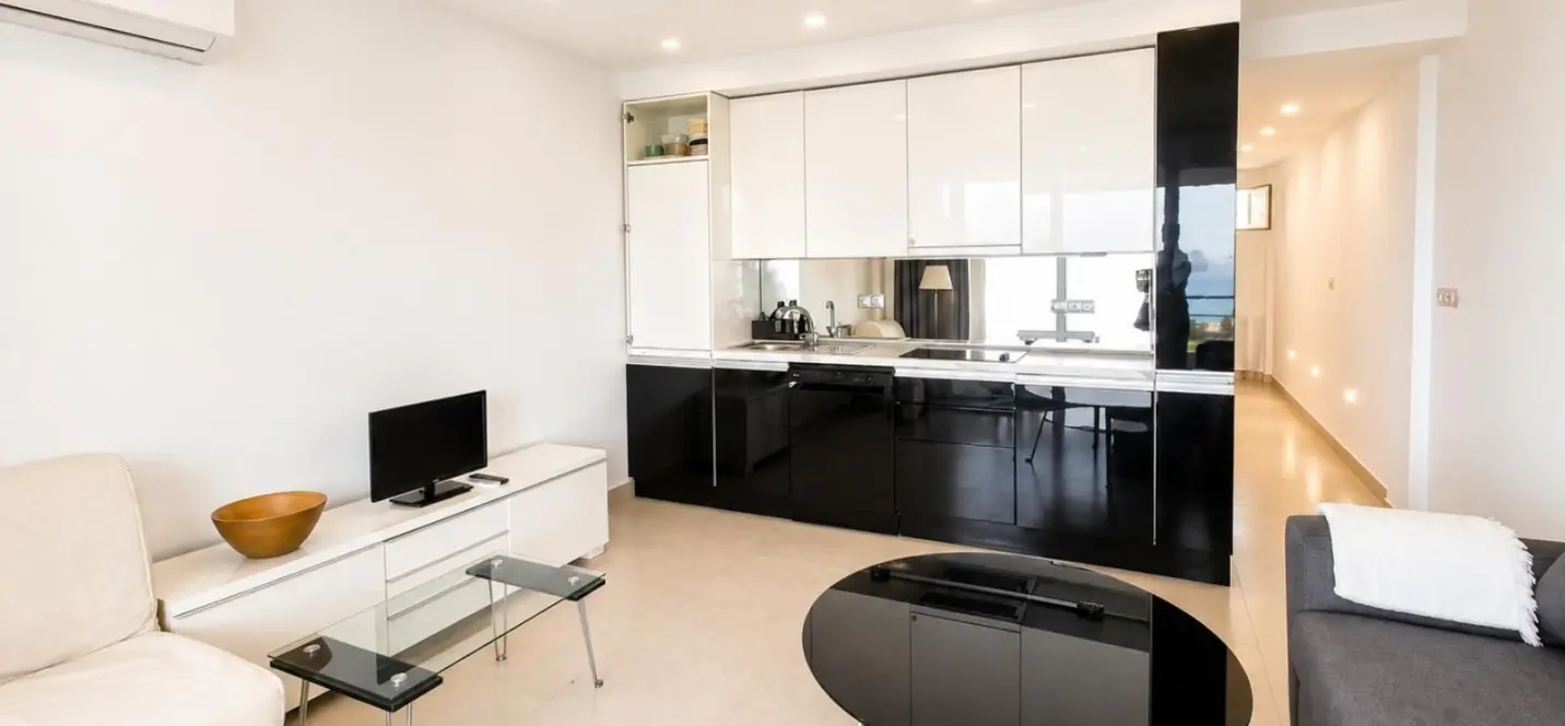 Venta de apartamento en planta media en Costabella 4