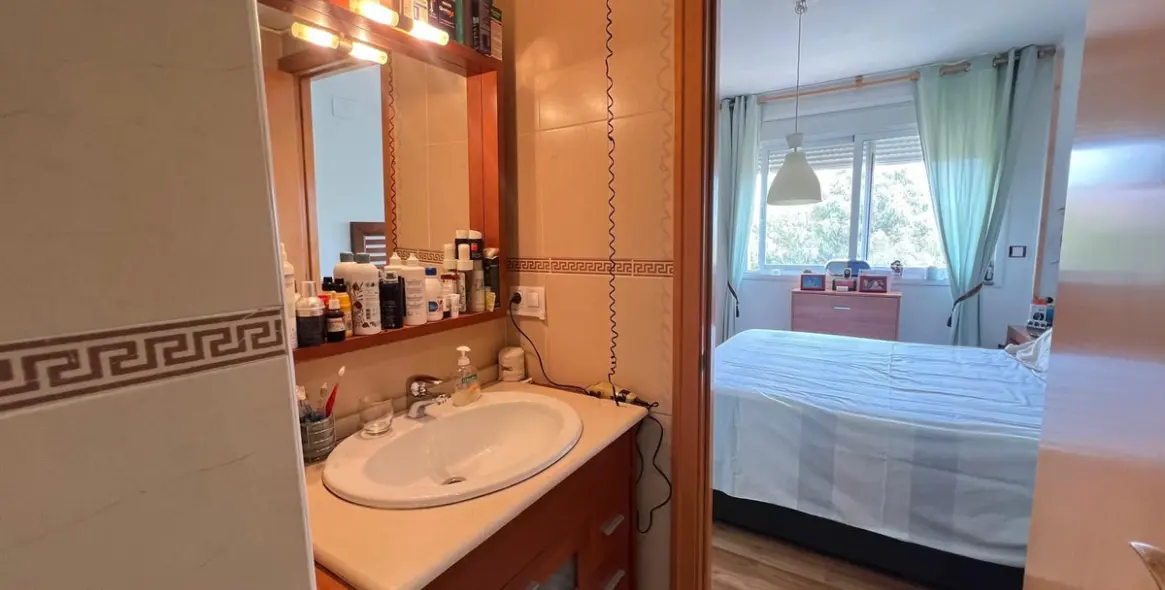 Sale of middle floor apartment in Puerto de la Torre 10