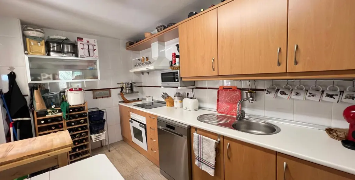 Sale of middle floor apartment in Puerto de la Torre 13