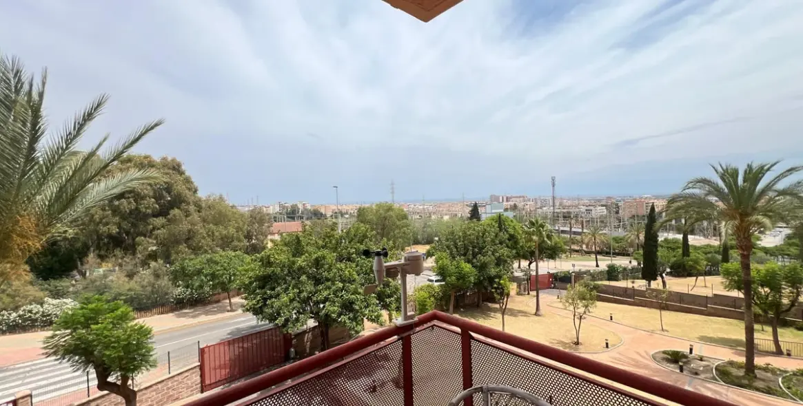 Продажа апартаментов на среднем этаже в Puerto de la Torre 1