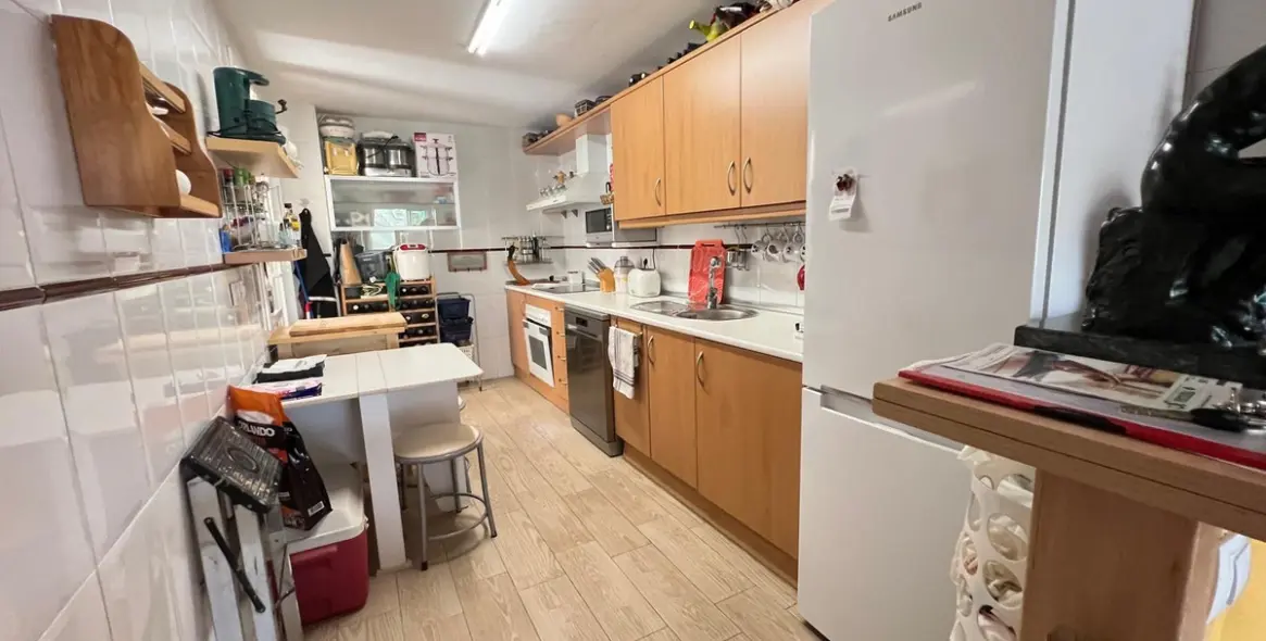 Sale of middle floor apartment in Puerto de la Torre 23