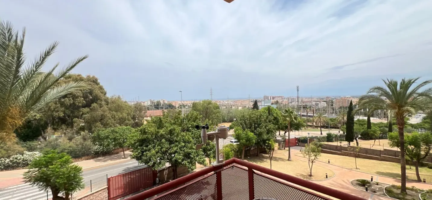 Продажа апартаментов на среднем этаже в Puerto de la Torre 0