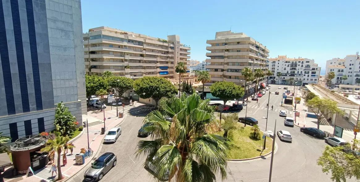 Long-term rent of office in Puerto Banús 13