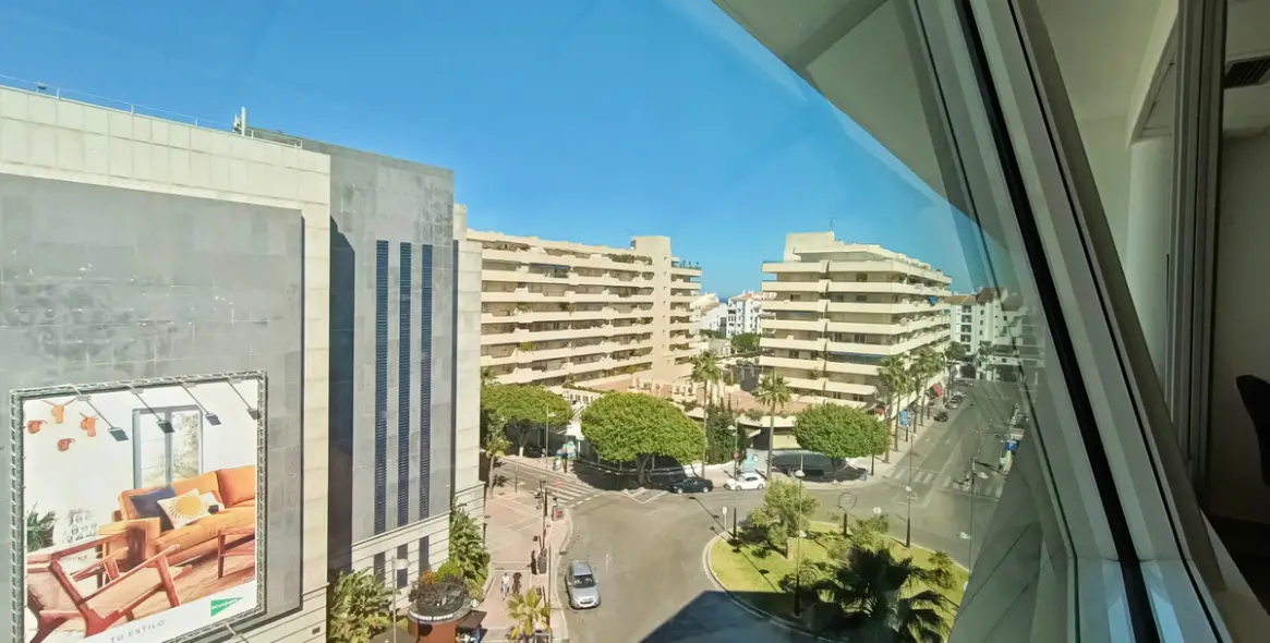 Long-term rent of office in Puerto Banús 17