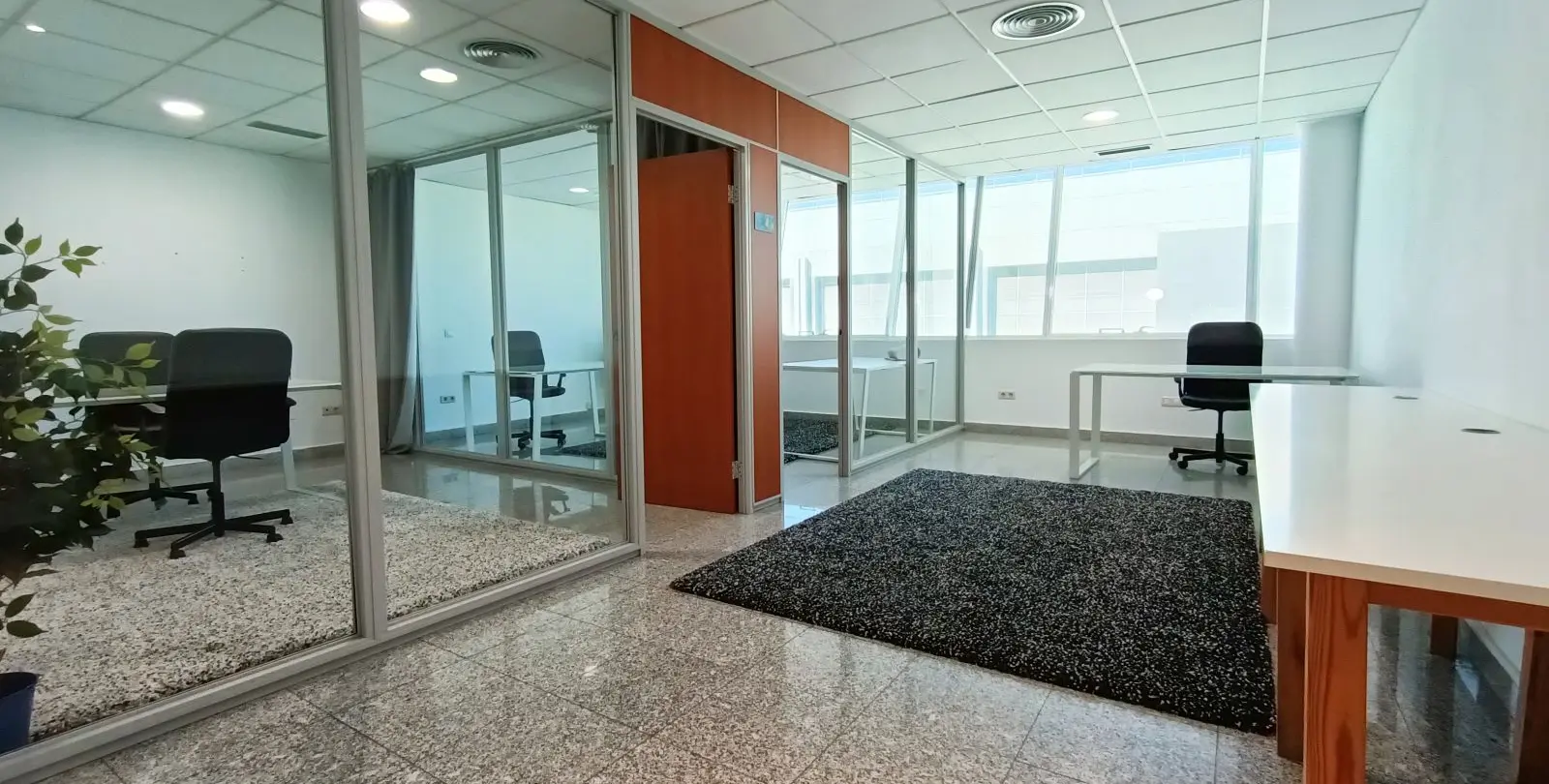 Sale of office in Puerto Banús 3