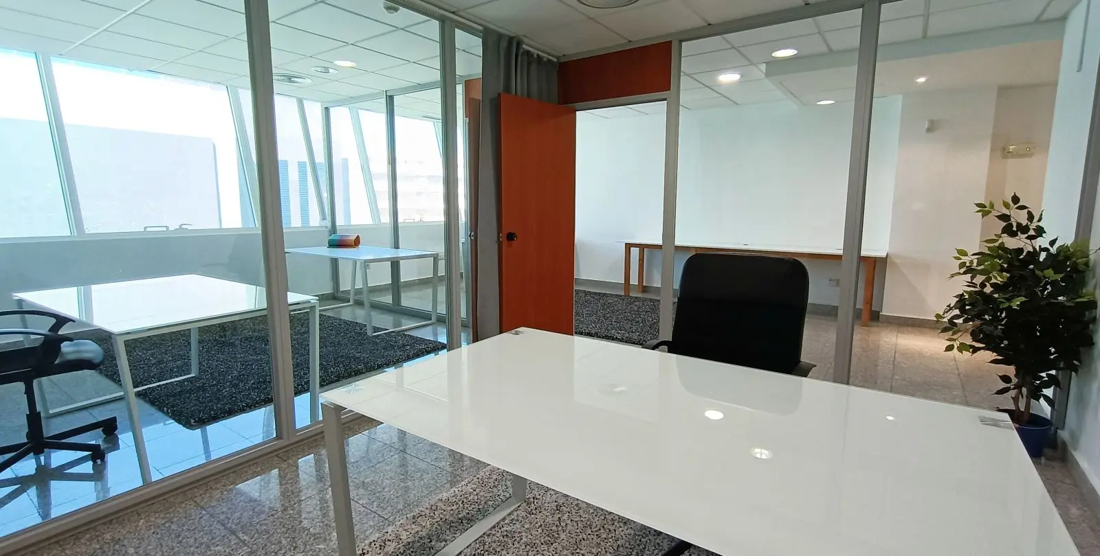 Sale of office in Puerto Banús 6