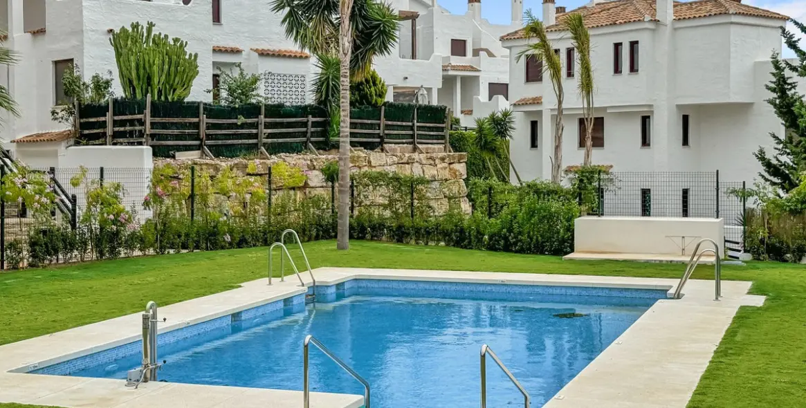 Продажа апартаментов на первом этаже в Casares Playa 2