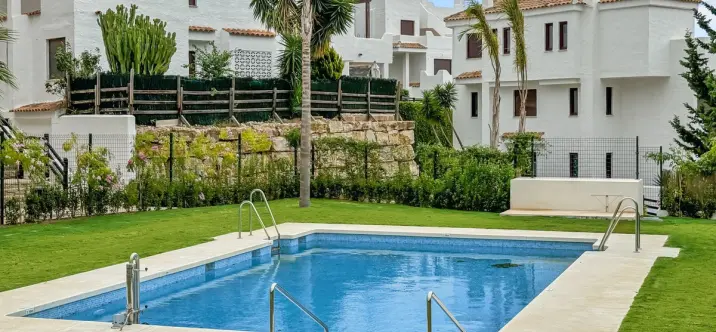 Продажа апартаментов на первом этаже в Casares Playa 1