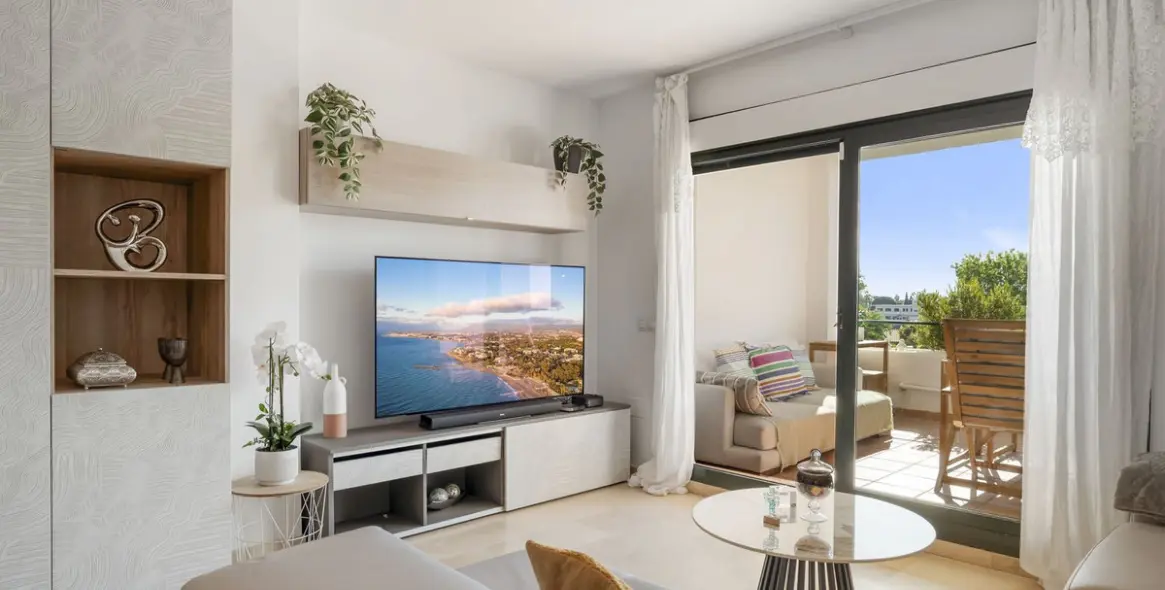 Продажа апартаментов на среднем этаже в Bel Air 1