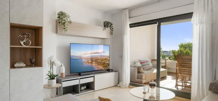 Продажа апартаментов на среднем этаже в Bel Air 0