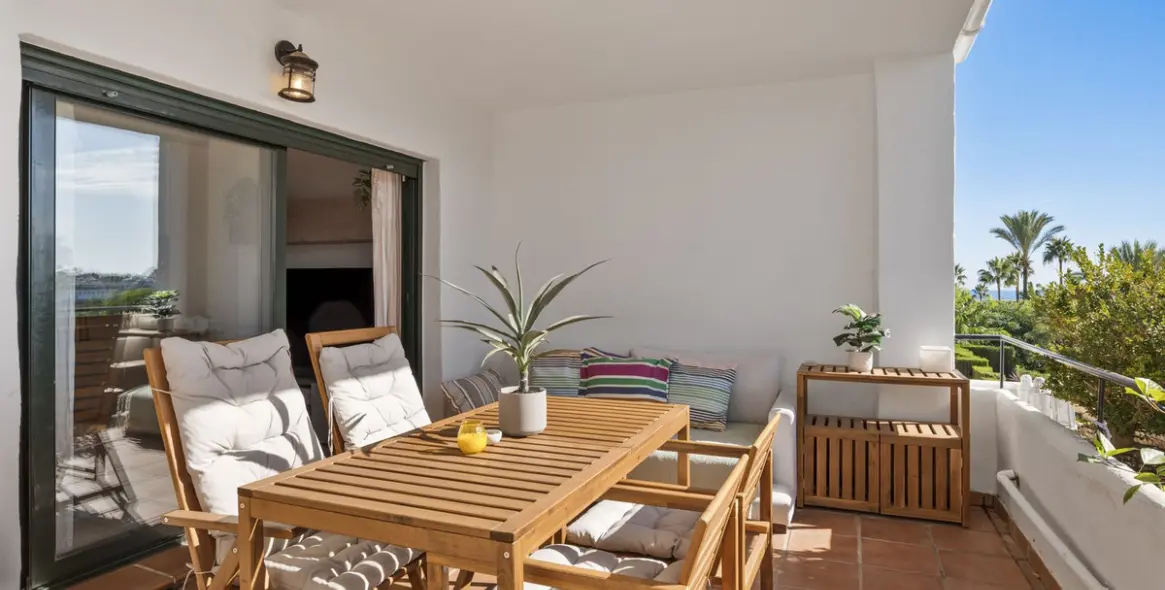 Продажа апартаментов на среднем этаже в Bel Air 2