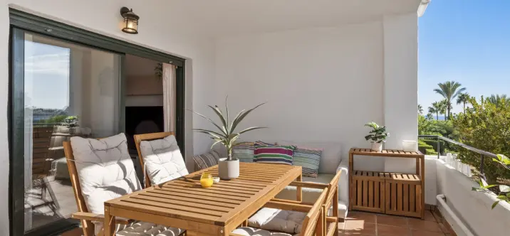 Продажа апартаментов на среднем этаже в Bel Air 1