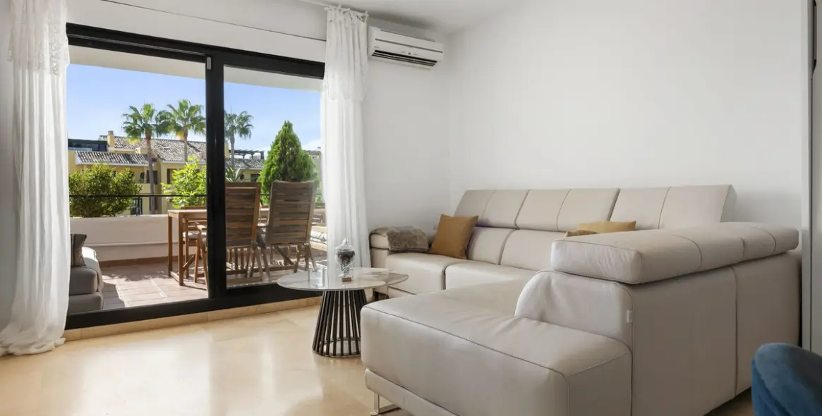 Продажа апартаментов на среднем этаже в Bel Air 8